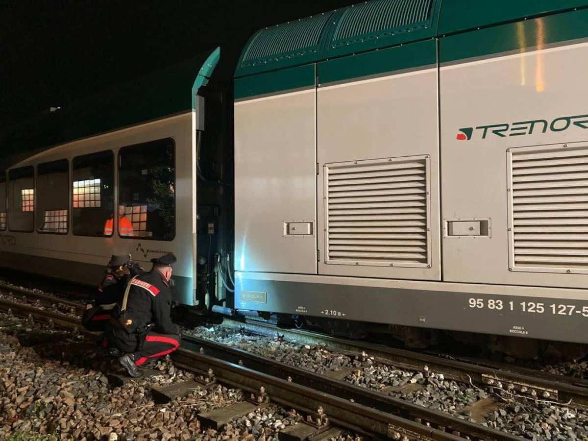 Paura nel Bresciano il treno riparte dalla stazione e deraglia il