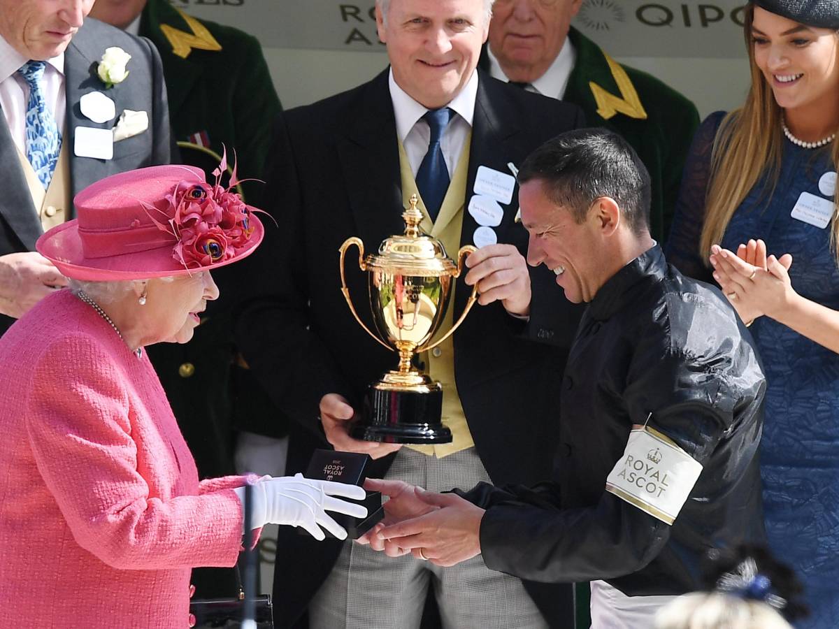 Frankie Dettori geht nicht in den Ruhestand und steigt auf Frankie Dettori geht nicht in den Ruhestand und steigt auf