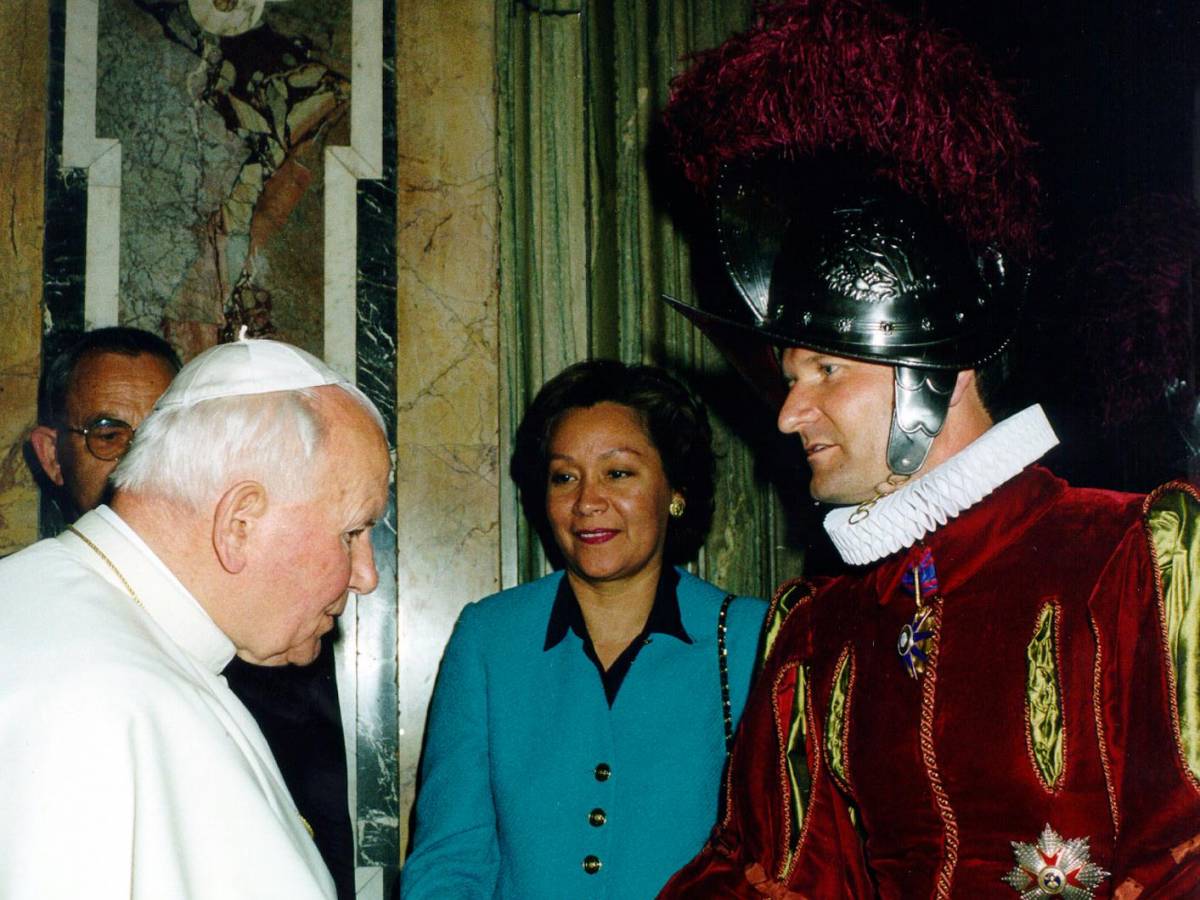 Alois Estermann, la moglie e Papa Giovanni Paolo II