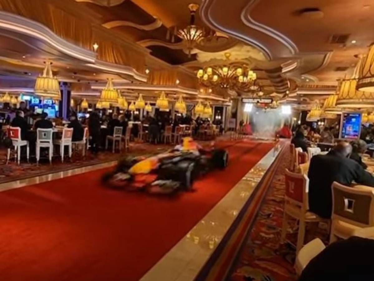 Che ci fa un bolide di F1 in mezzo alle slot machine e alle roulette ...