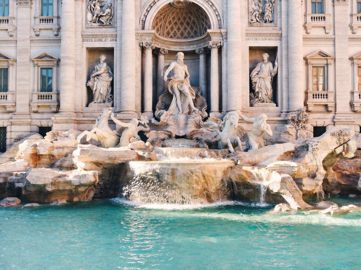 Straniero aggredisce l’ex alla Fontana di Trevi di Roma davanti ai turisti