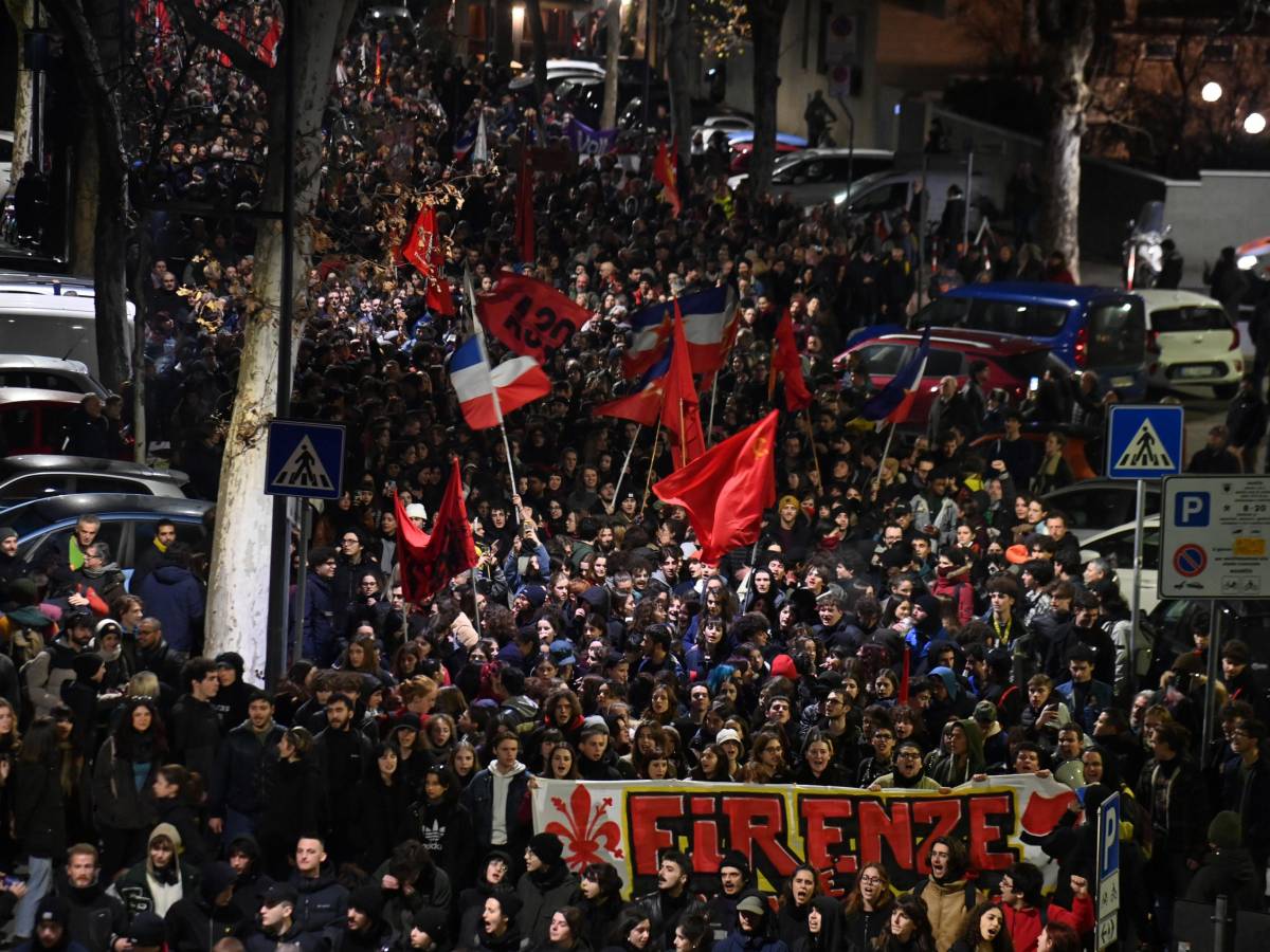 “Hypocrisy to ride the wave.”  The gatherings are on the side of the extremists “Hypocrisy to ride the wave.”  The gatherings are on the side of the extremists