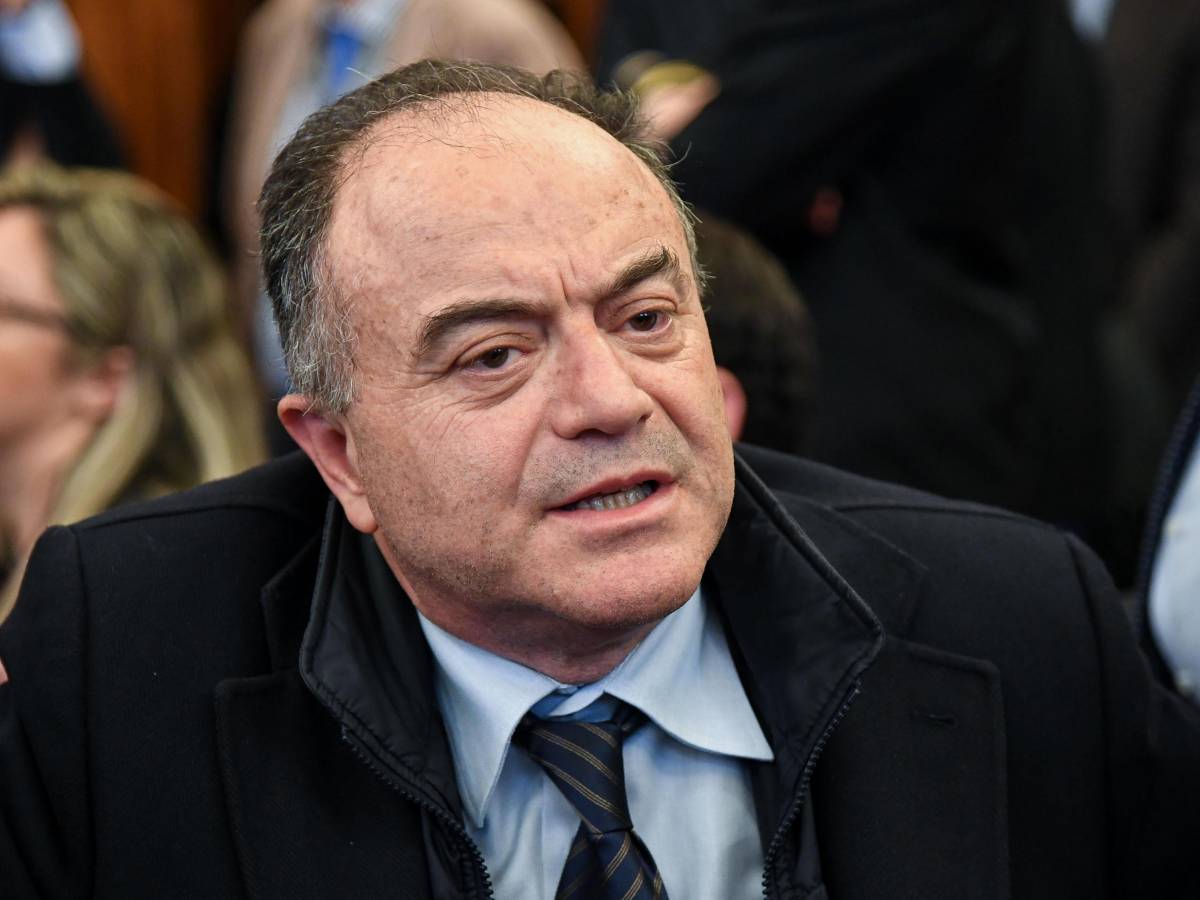 Gratteri non accetta critiche sulle sue fake news. L’Anm lo difende: "Attaccato perché è per il No" Gratteri non accetta critiche sulle sue fake news. L’Anm lo difende: "Attaccato perché è per il No"