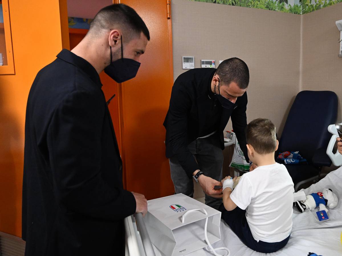 Sorpresa per i piccoli pazienti del Policlinico: i calciatori del Milan  portano i regali di Natale - la Repubblica