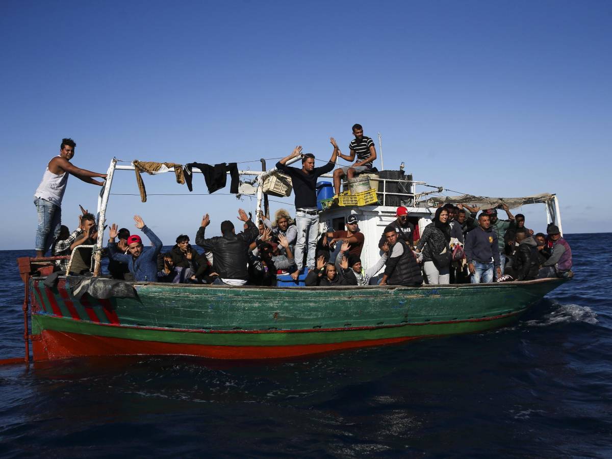 “Save them now.”  Alert for a boat with 400 migrants on board, but Lampedusa is on its last legs
