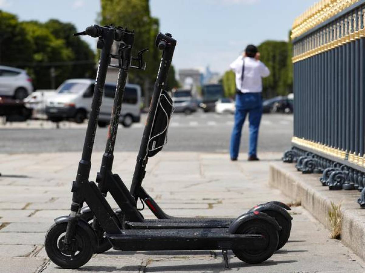 Monopattini elettrici, arriva il "targhino" obbligatorio. Cosa fare per installarlo