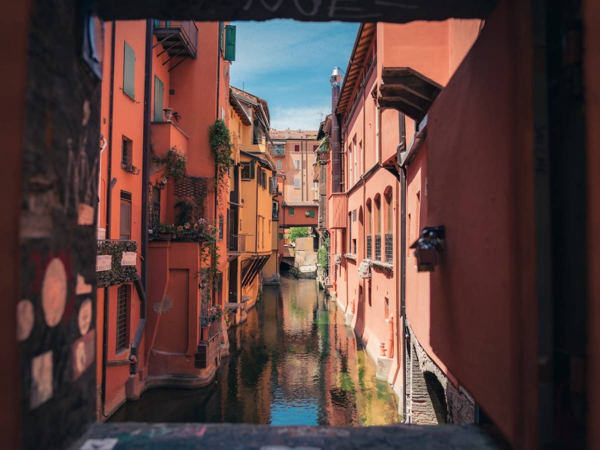 Bologna, la finestrella sul canale