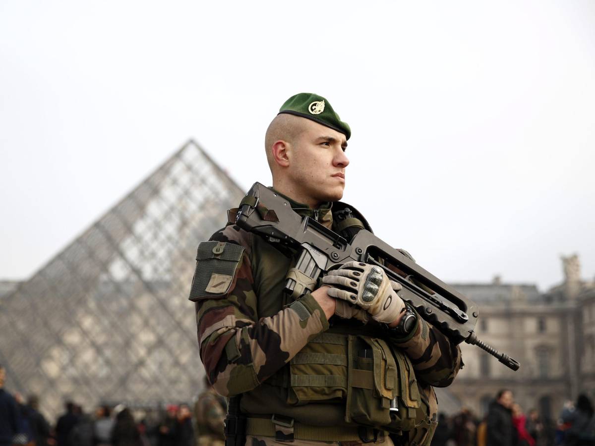 "50 mila giovani entro il 2025". Il (difficile) piano di Macron per il servizio militare volontario