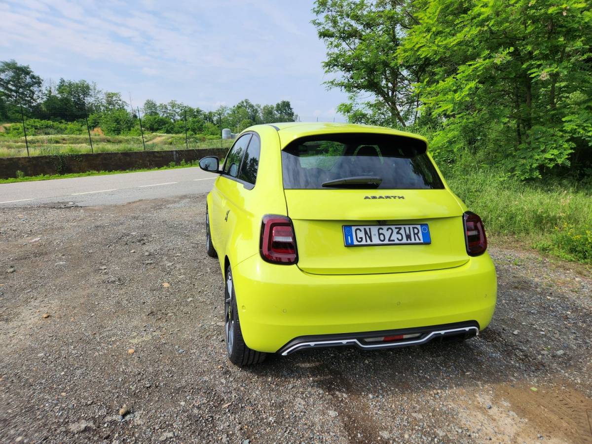 Abarth 500E: tutte le foto della nuova sportiva 13