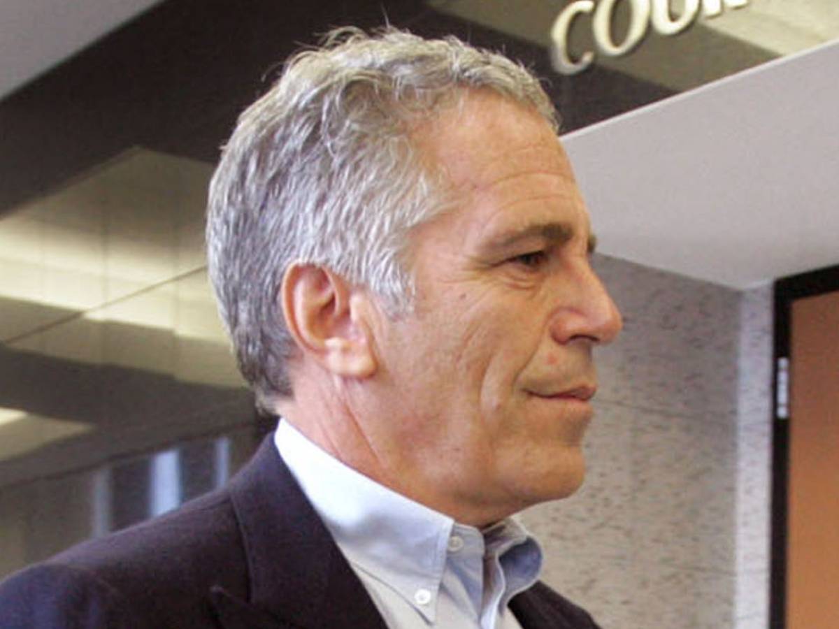 Nuova rivelazione sul caso Epstein: "Non fu ucciso, ecco la verità sui ricatti sessuali" Nuova rivelazione sul caso Epstein: "Non fu ucciso, ecco la verità sui ricatti sessuali"