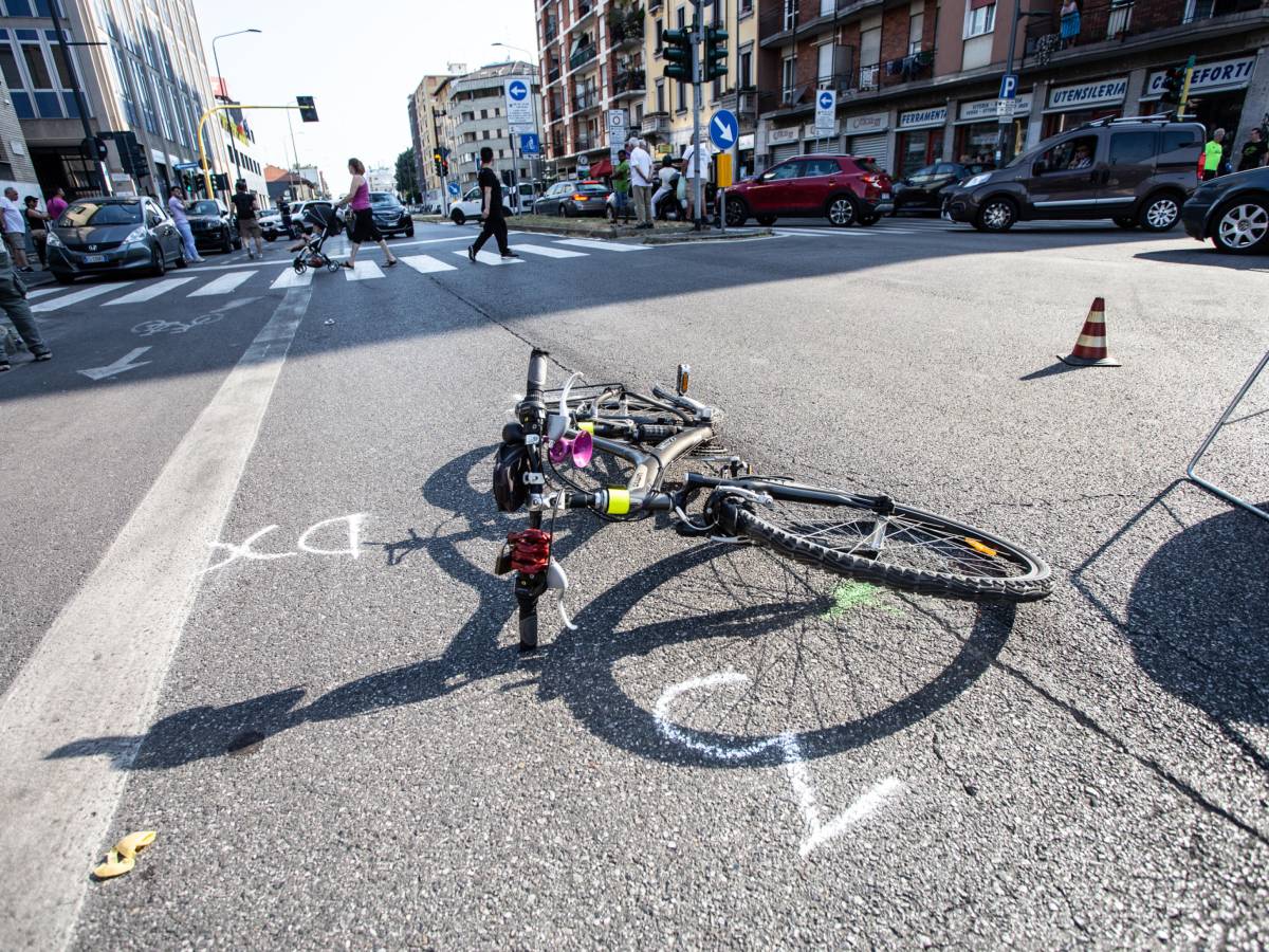 ciclista finisce sotto un tir e muore sul colpo incidente choc nel milanese da Ilgiornale.it ciclista finisce sotto un tir e muore sul colpo incidente choc nel milanese