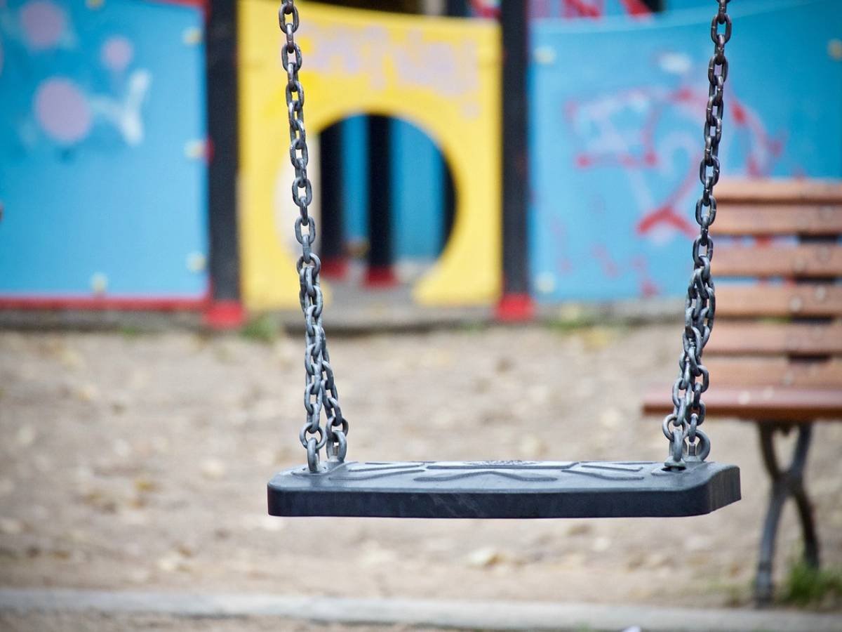 Marocchino aggredisce una 19enne al parco giochi e poi si spoglia: "Fallito il modello di accoglienza" Marocchino aggredisce una 19enne al parco giochi e poi si spoglia: "Fallito il modello di accoglienza"