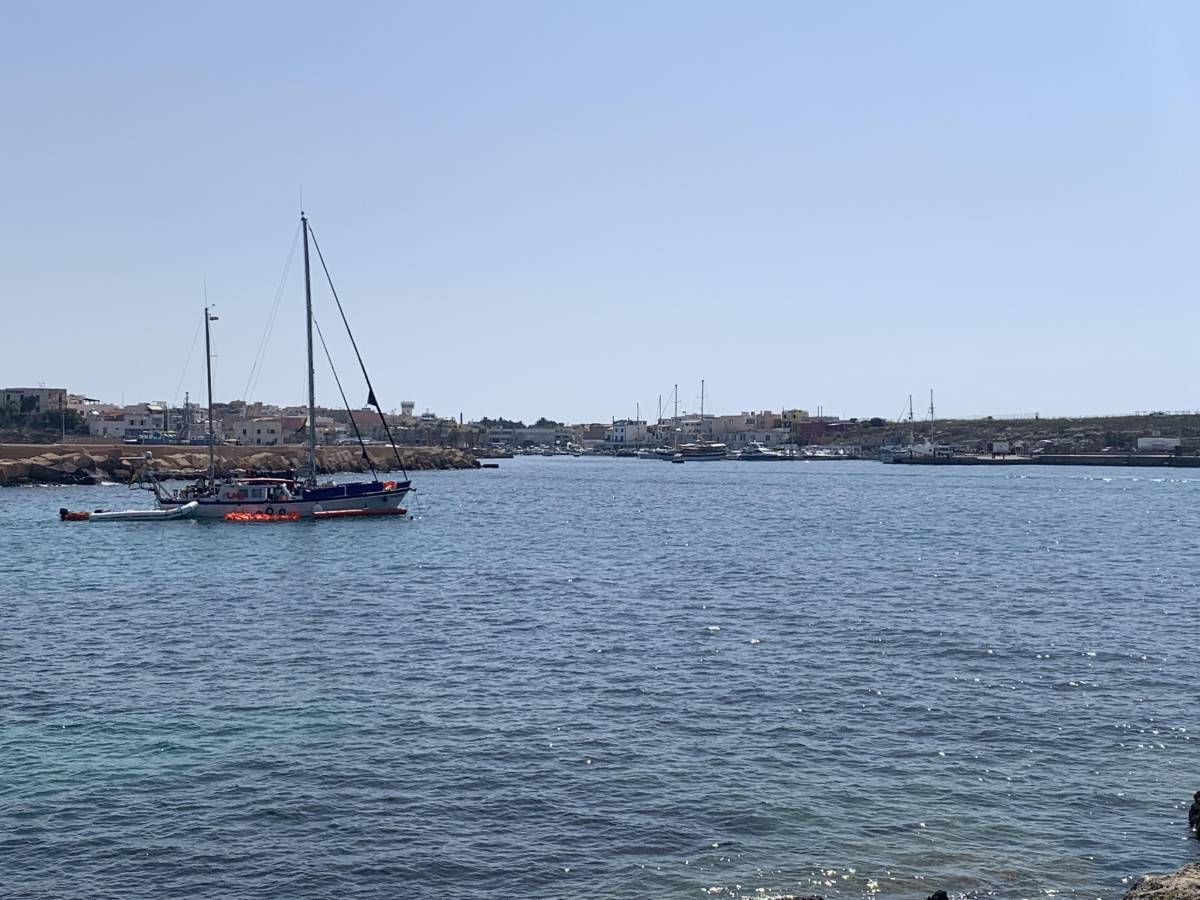 Migranti, vacilla la nuova strategia delle Ong: cosa è successo al veliero Nadir Migranti, vacilla la nuova strategia delle Ong: cosa è successo al veliero Nadir
