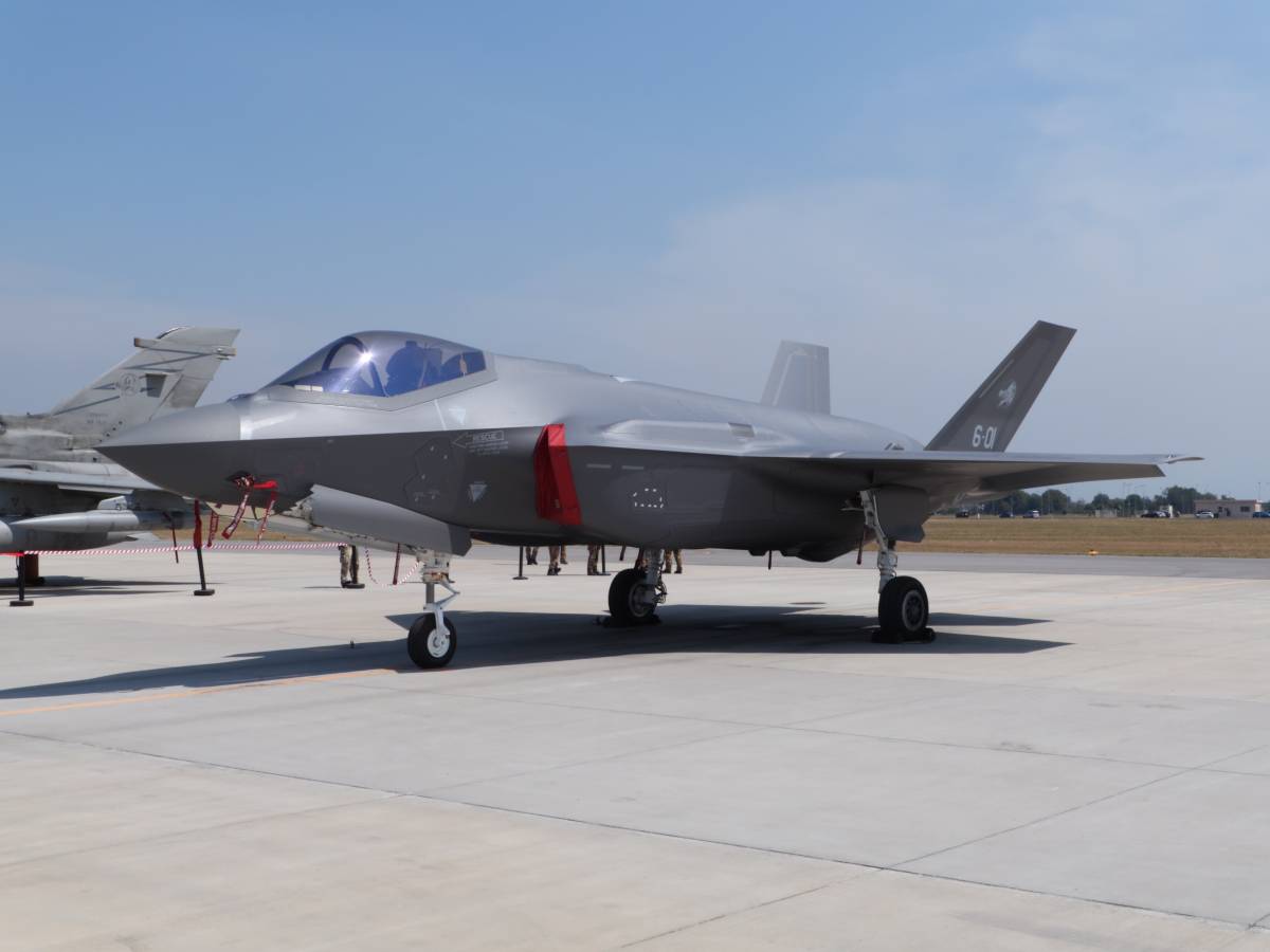 tensione nei cieli dell estonia due f 35 italiani intercettano un aereo russo