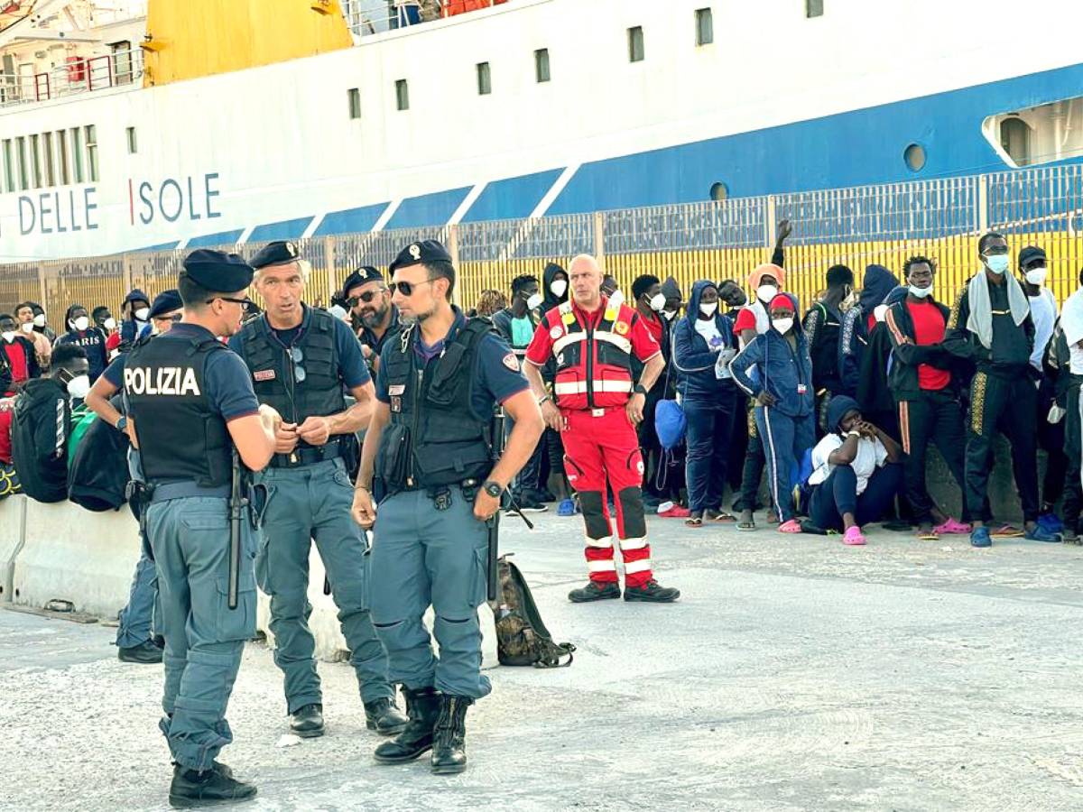 A wave of landings in Lampedusa: nearly 1,300 migrants arrived in 24 hours A wave of landings in Lampedusa: nearly 1,300 migrants arrived in 24 hours