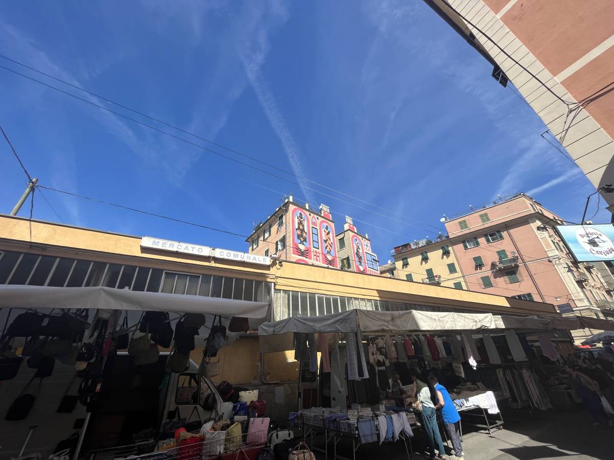 Genova, mercato del quartiere Certosa