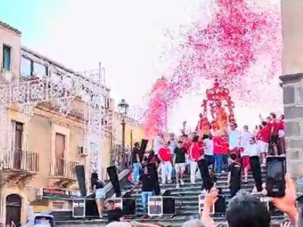 Un cannone spara-coriandoli esplode durante la festa del patrono: un morto  e un ferito