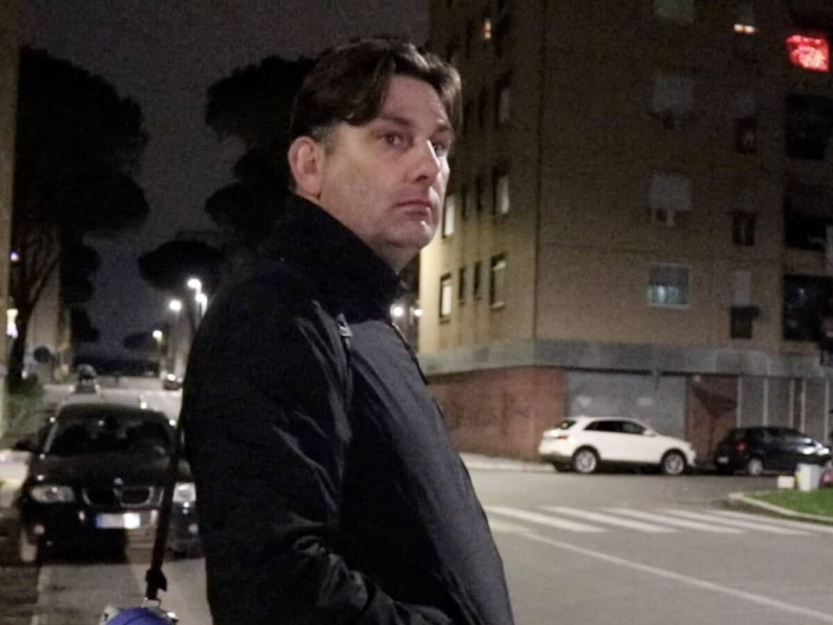 insulti e lancio di pietre a don coluccia il prete che lotta contro lo spaccio