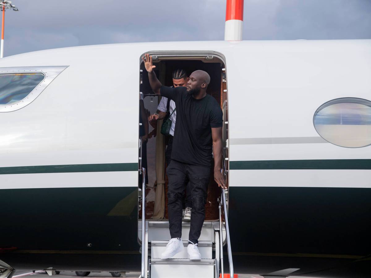 Lukaku scende dall'aereo a Roma