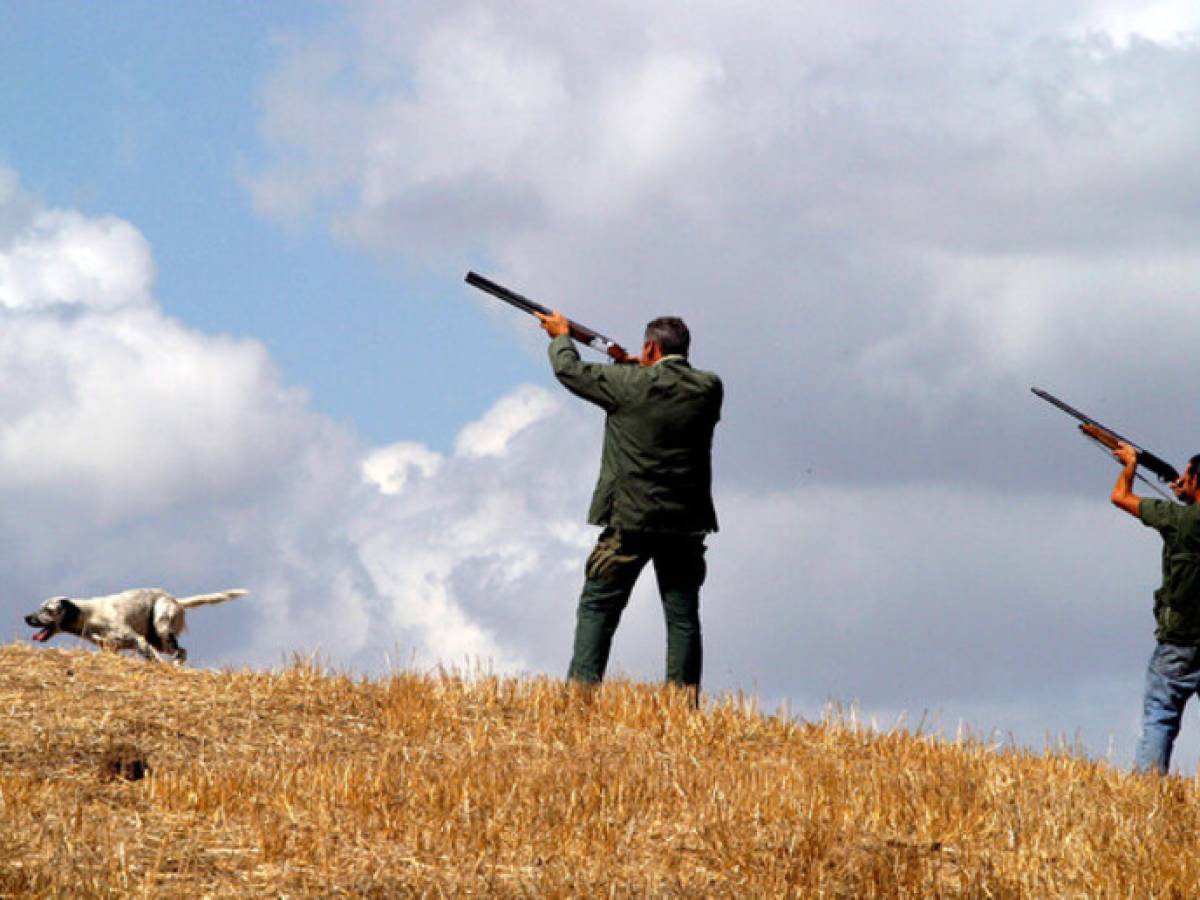 Parroco benedice i fucili dei fedeli per l'inizio della caccia il