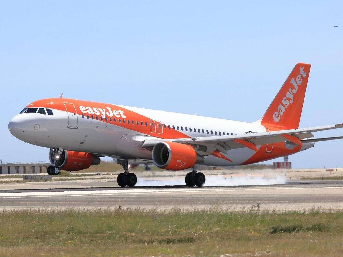 Aereo EasyJet per Londra dirottato a Bari: 16enne prova ad aprire il portellone in volo