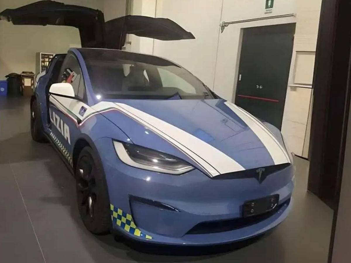 Tesla Model X polizia