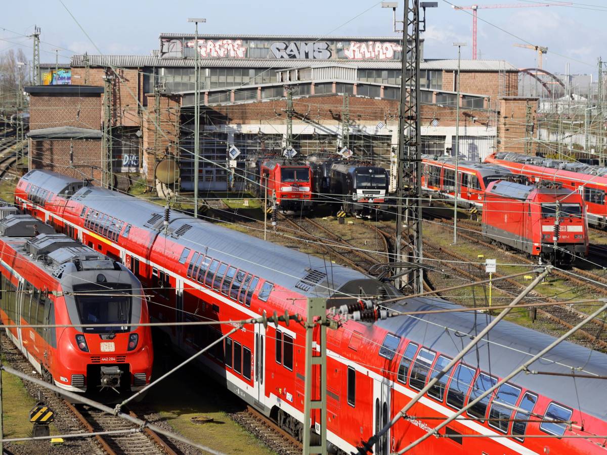 «Abolamos el capitalismo…»: Los vándalos rojos atacan los ferrocarriles de Hamburgo