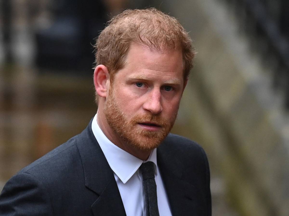 Kungafamiljen hälsar Elizabeth II: Men Harry stjäl rampljuset…