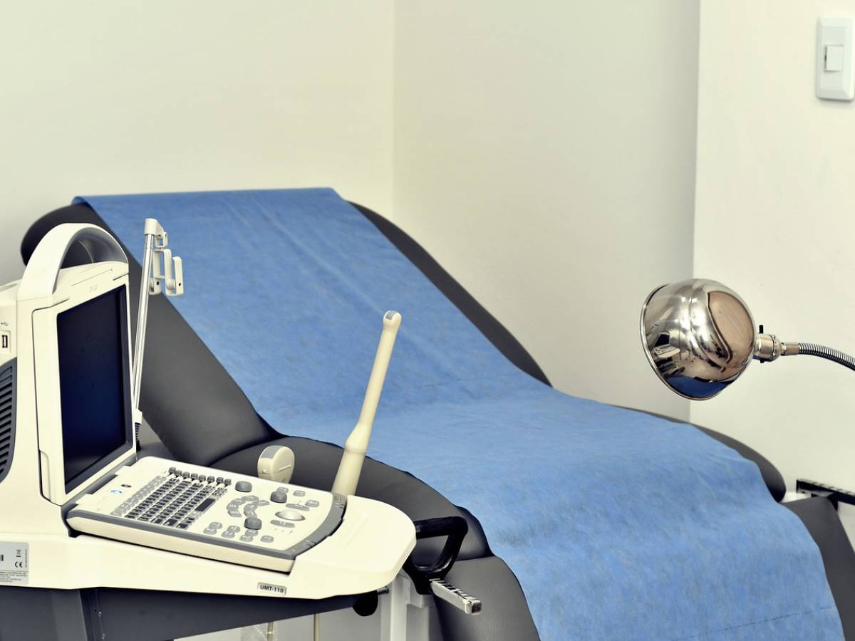 Ginecologo rifiuta visita a donna trans: condannato per "oltraggio sessista"