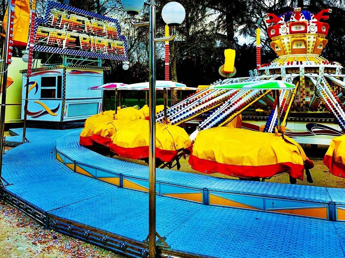 Ancona, cedono i lacci di sicurezza: 27enne sbalzata dalla giostra al Luna park è grave