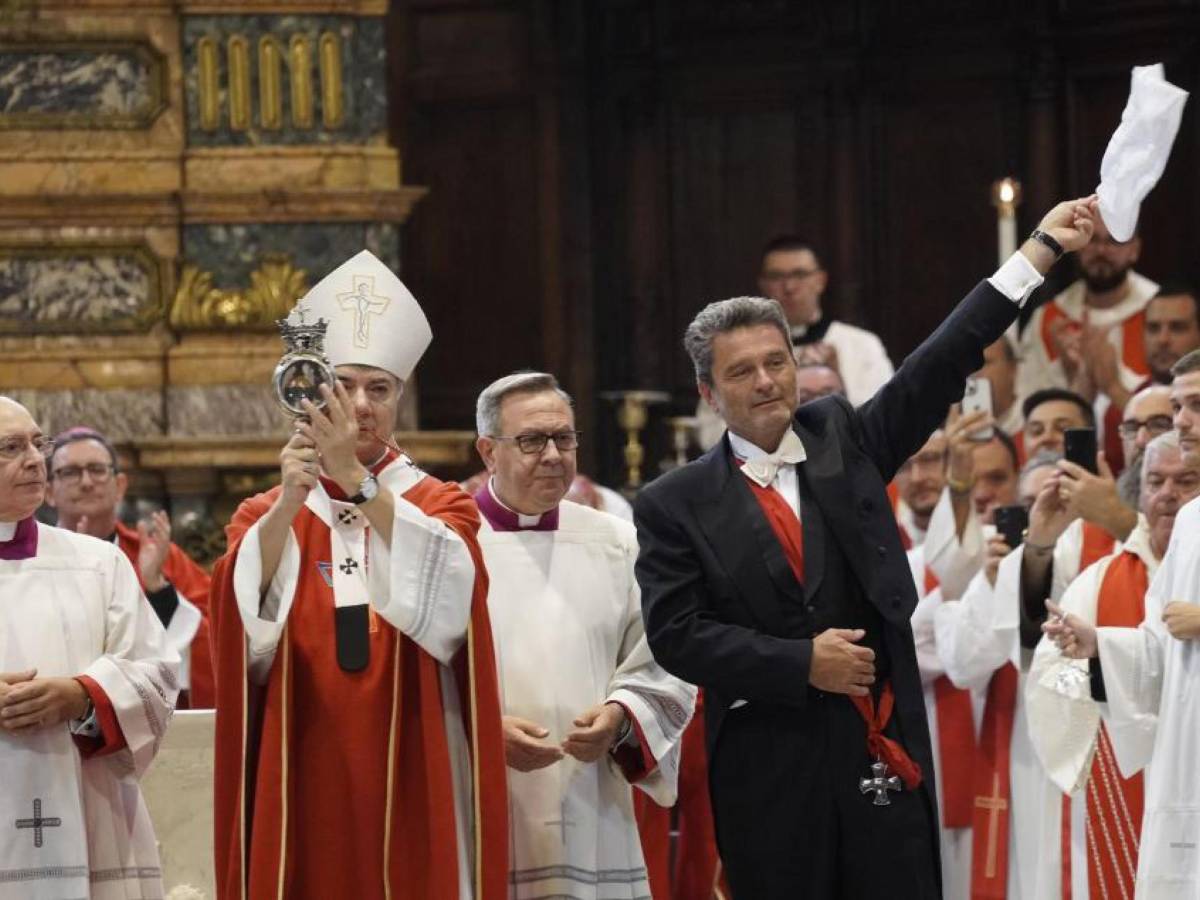 Napoli, si ripete il miracolo di San Gennaro Napoli, si ripete il miracolo di San Gennaro