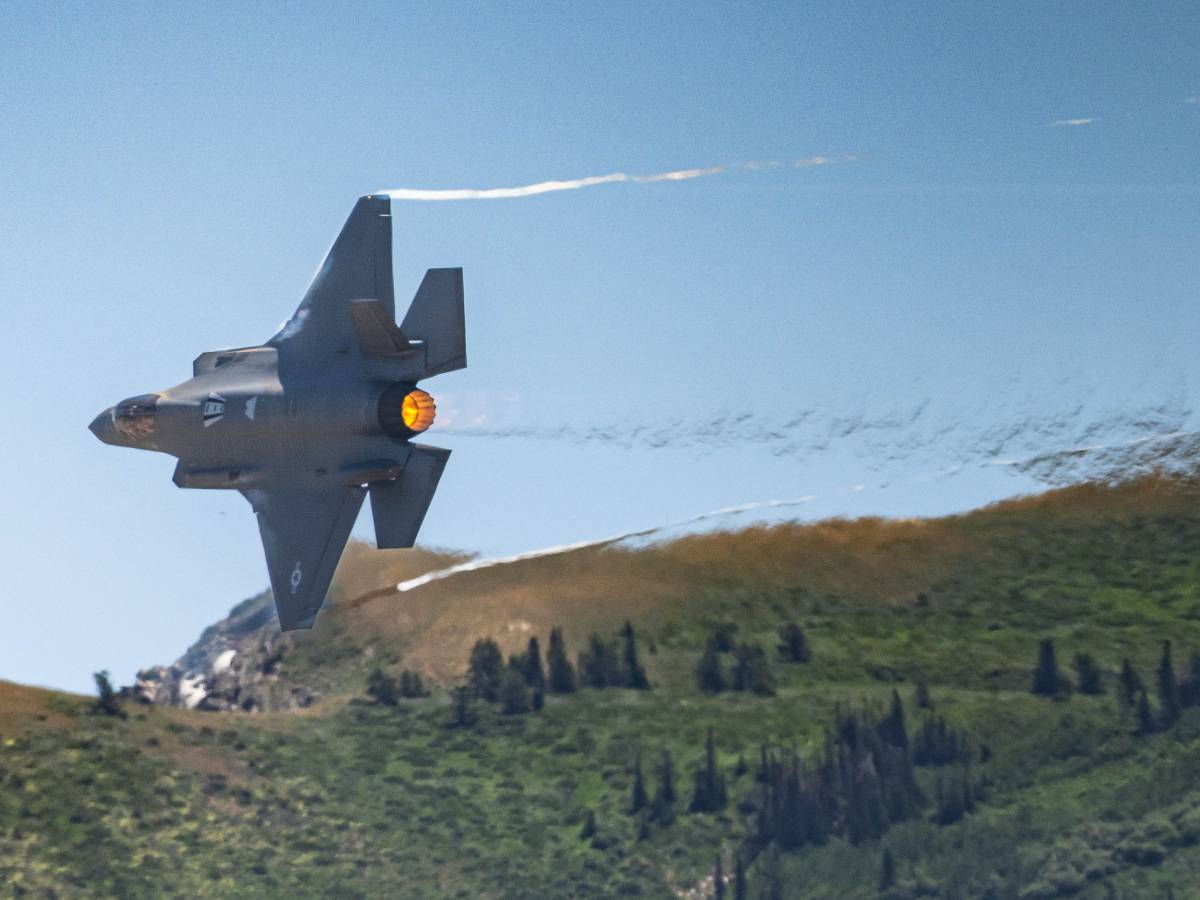An F-35 disappears in the United States, and the pilot’s voice appears: This is what happened