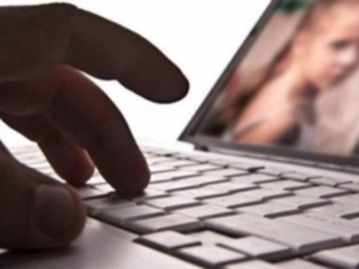 Vendeva video porno della figlia minorenne, madre condannata per sfruttamento della prostituzione - il Giornale