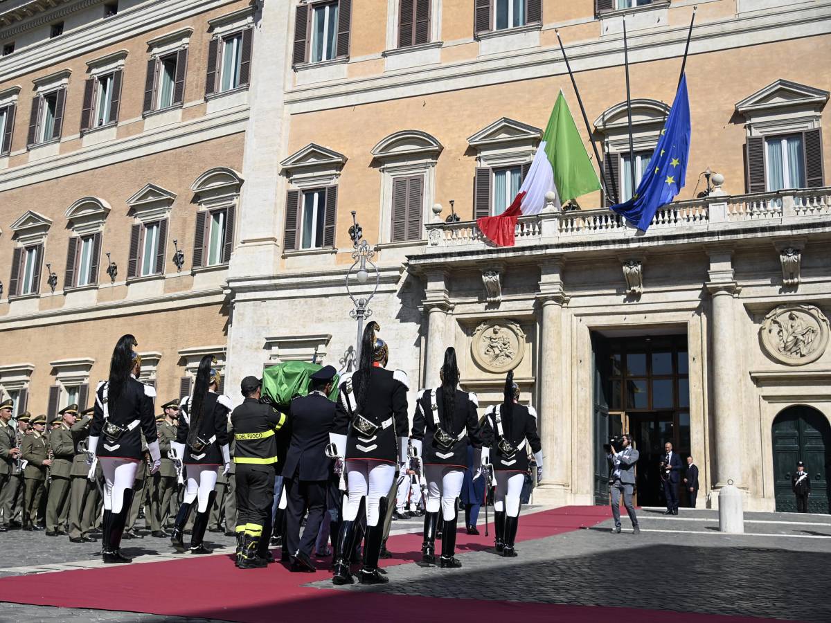 Napolitano, i funerali a Montecitorio. Il figlio: "Ha sostenuto buone battaglie e cause sbagliate"