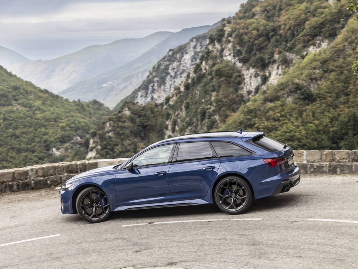 Audi RS6 Performance 2023: guarda la gallery del primo contatto  11