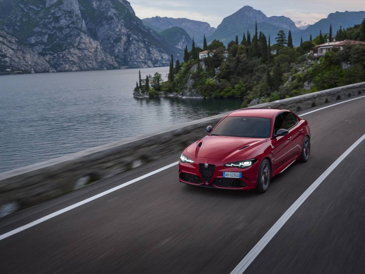 Alfa Romeo Giulia Quadrifoglio 2023: la prova su strada e in pista del  restyling con 520 CV 