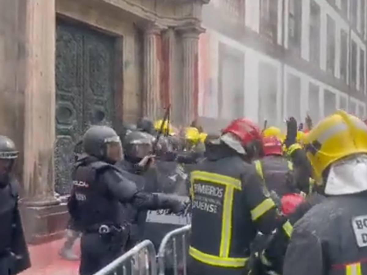 España, violento enfrentamiento entre bomberos y policías: que está pasando