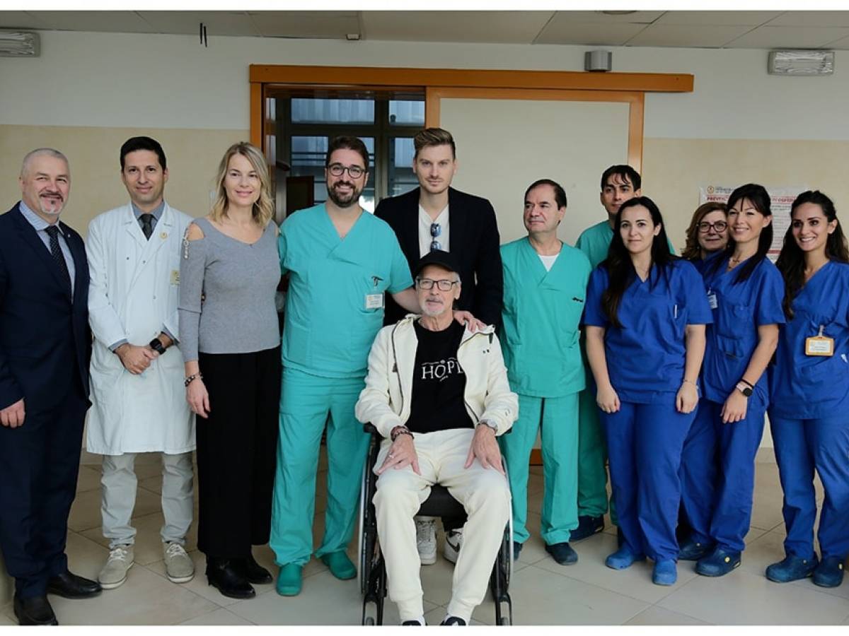 L'abbraccio con i medici poi il ritorno a casa: Stefano Tacconi lascia l'ospedale