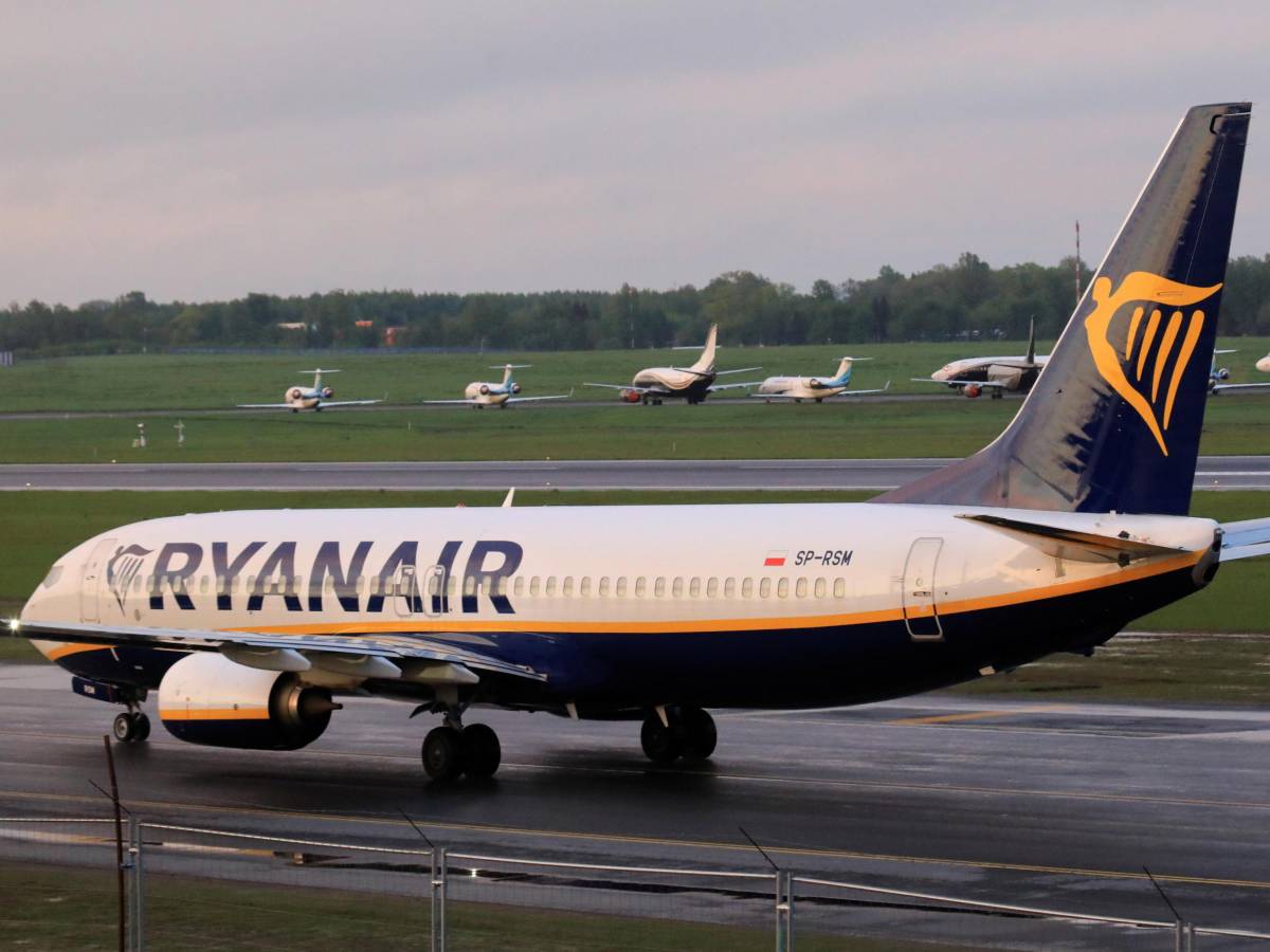 Fumo da un'ala, pilota costretto ad atterrare: cos'è successo sul volo Ryanair