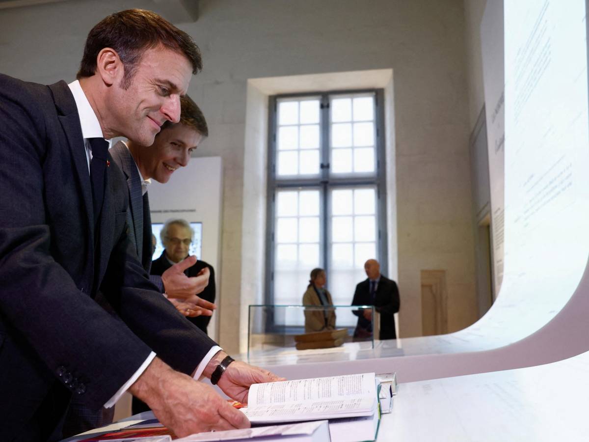 Macron boccia la scrittura inclusiva: 
