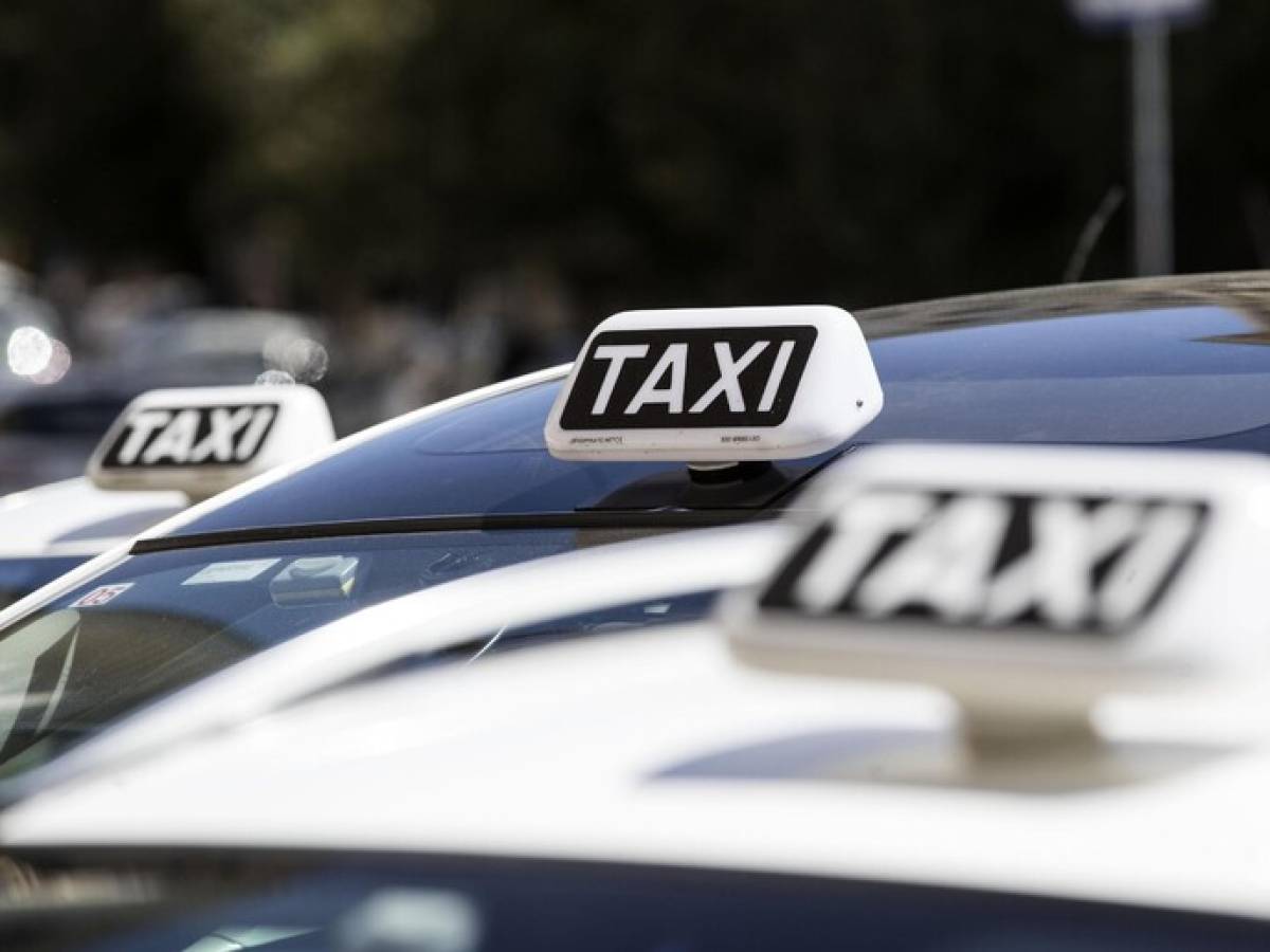 Taxi abusivi a Napoli: controlli della Guardia di Finanza svelano una rete di irregolarità e autisti senza patente