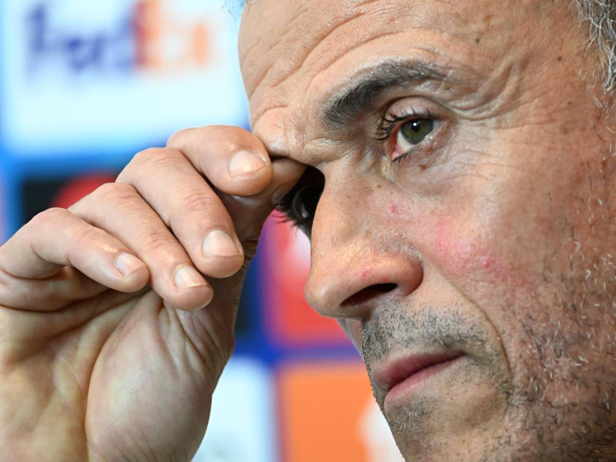 Paura per Luis Enrique: cade in bici e finisce in ospedale, sarà operato. Come sta il tecnico del Psg