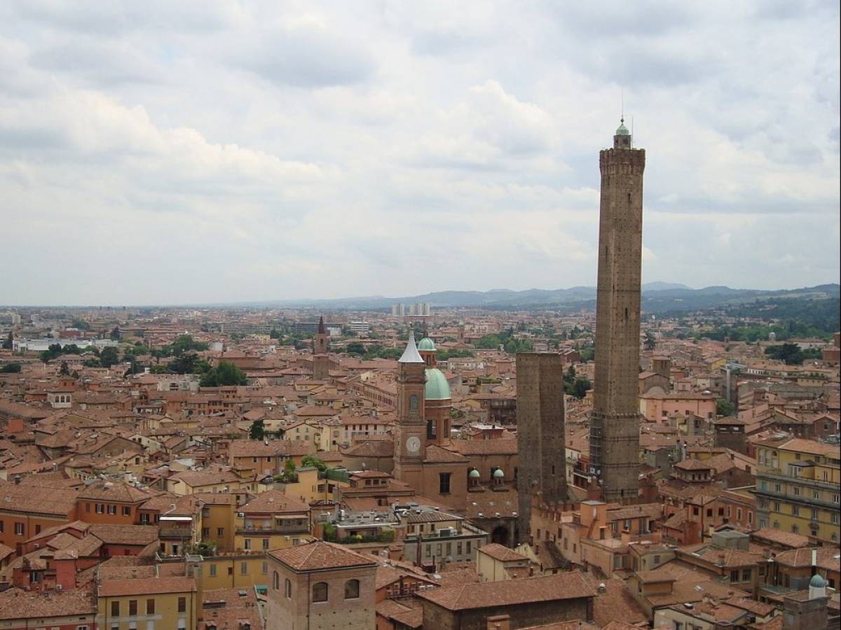 Il Comune di Bologna corre ai ripari per salvare torre Garisenda