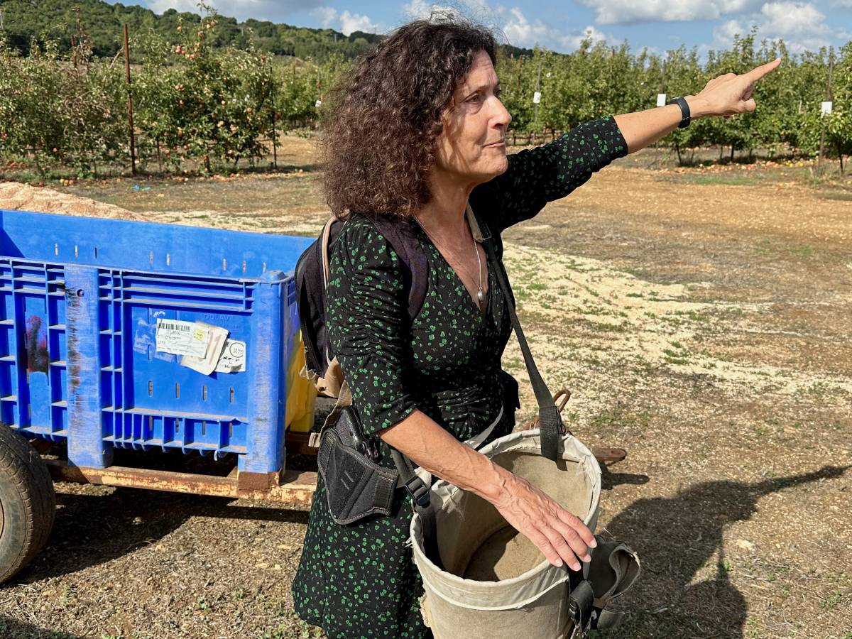 Angelica Calo raccoglie le mele del kibbutz Sassa ad un passo da hezbollha con la pistola alla cintola