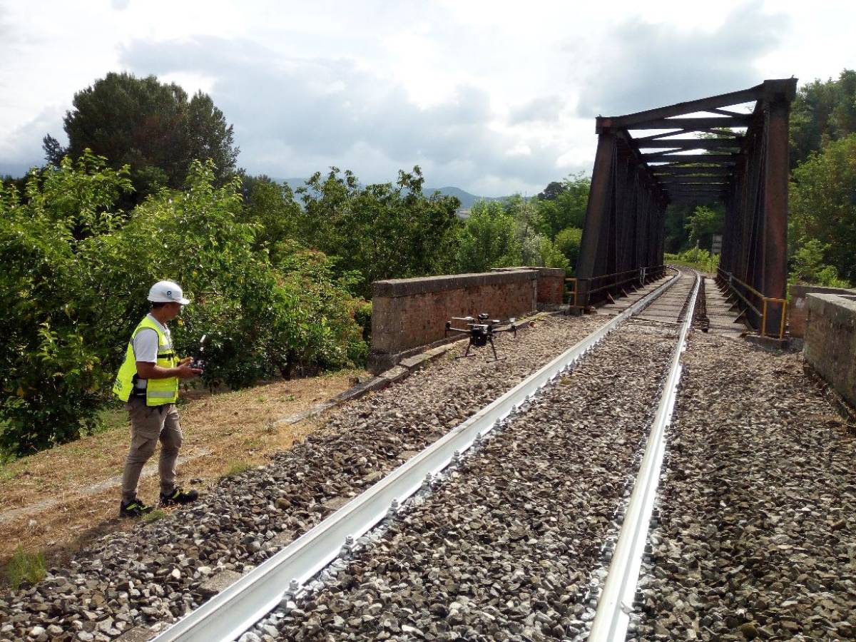 Ponte ferroviario ispezione con drone