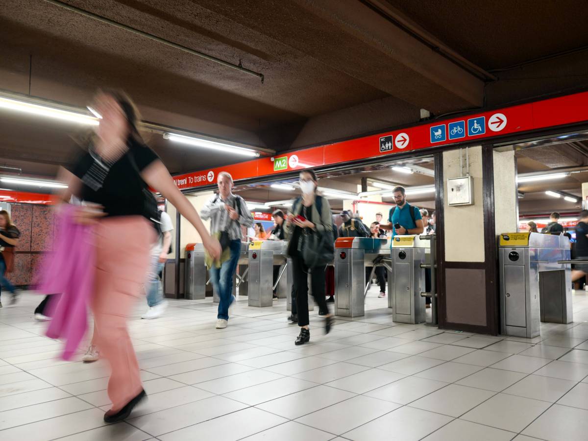 messo alla gogna solo per aver difeso le ragazze in metro da Ilgiornale.it messo alla gogna solo per aver difeso le ragazze in metro