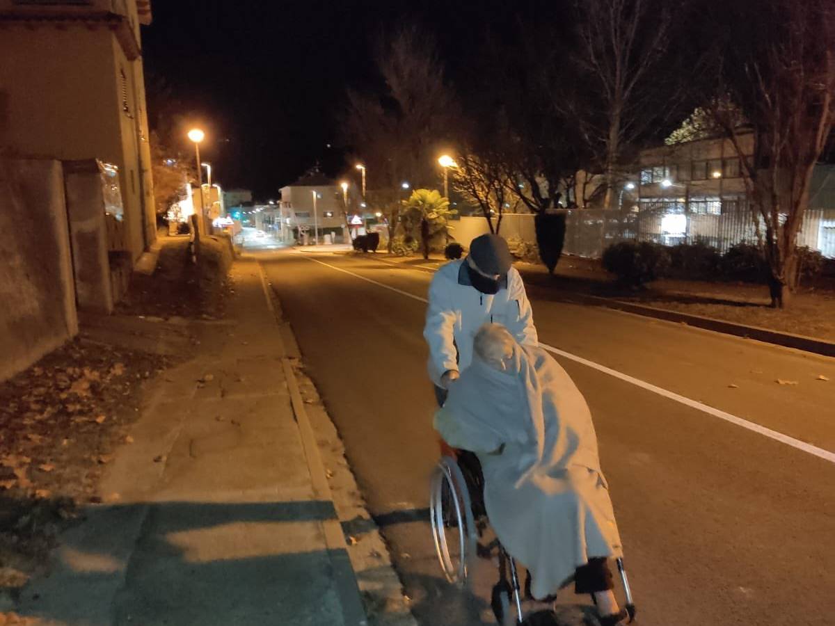  Non-ci-sono-ambulanze-cos-il-94enne-spinge-la-carrozzina-della-moglie-malata