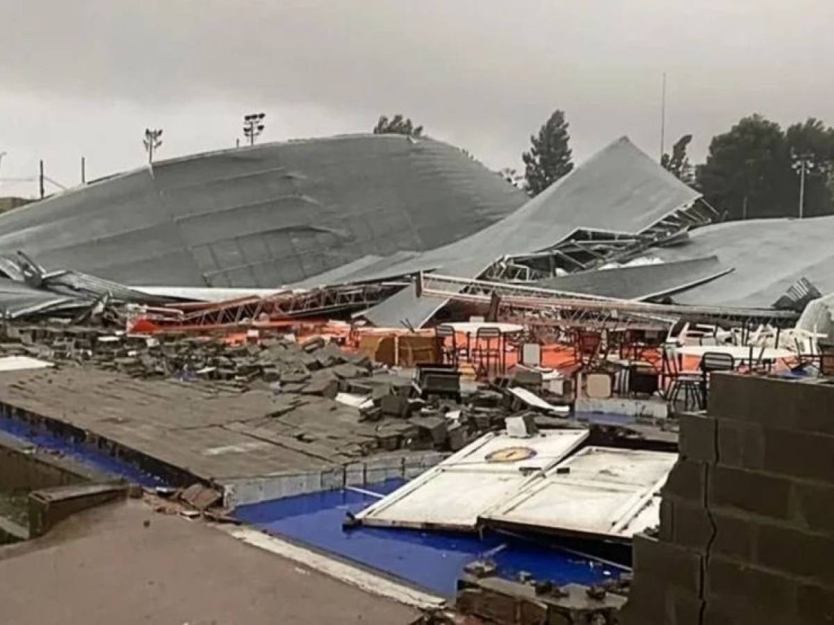 Argentina, una tormenta provoca el derrumbe del techo de un polideportivo: mueren 13 personas