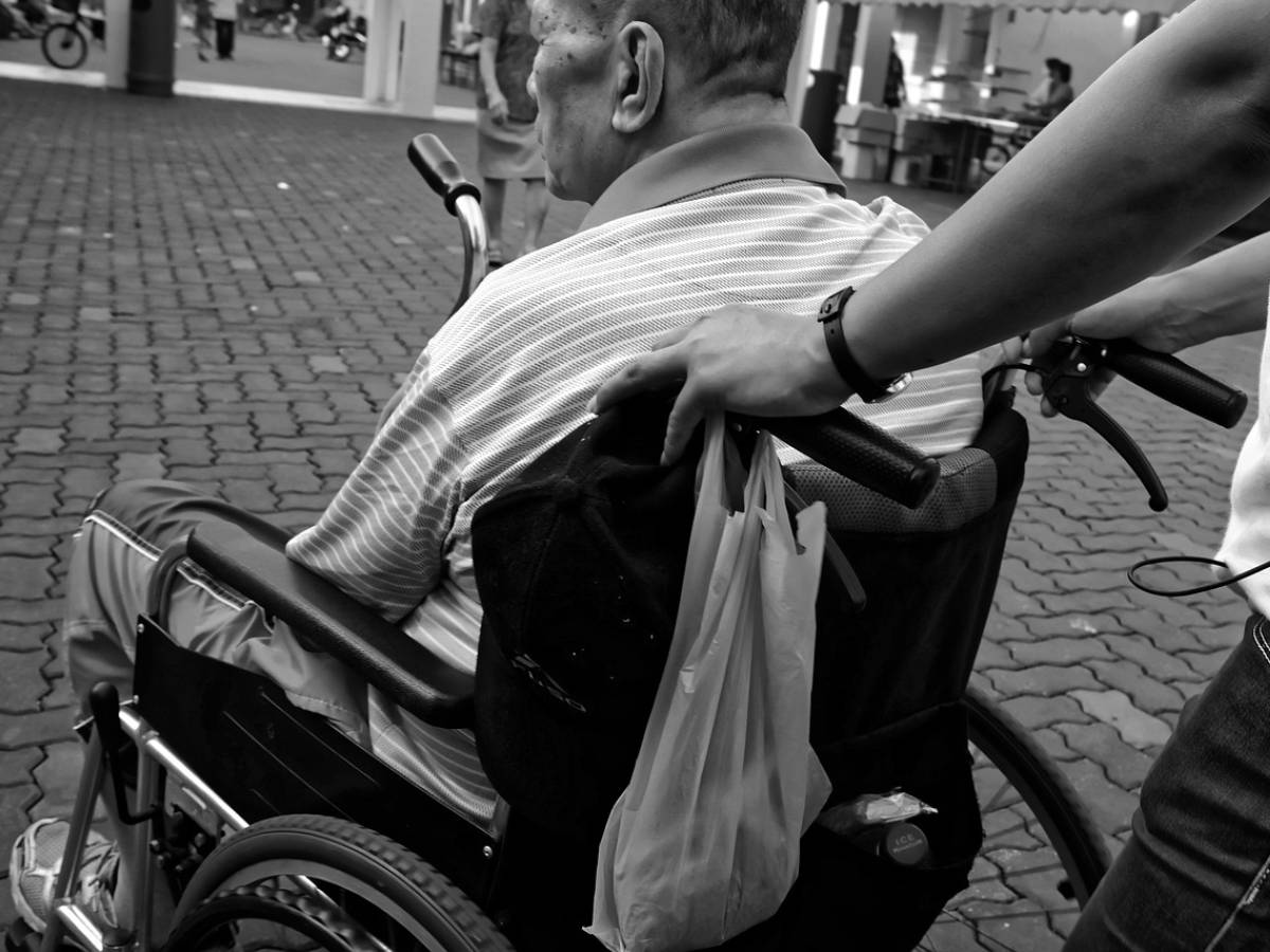 colf e badanti rinnovato il contratto ecco cosa cambia per le famiglie