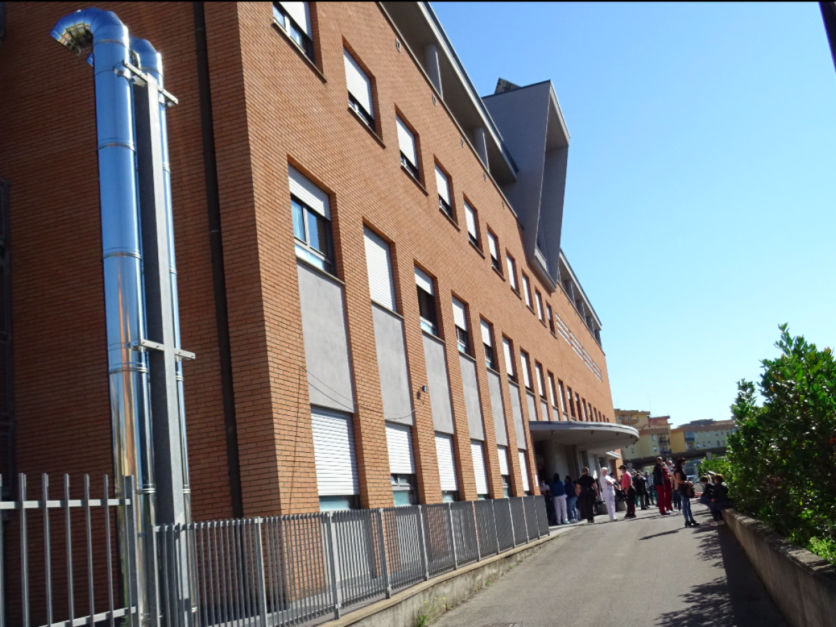 Abbandona un neonato davanti all’ospedale sotto falso pretesto di andare in bagno Abbandona un neonato davanti all’ospedale sotto falso pretesto di andare in bagno